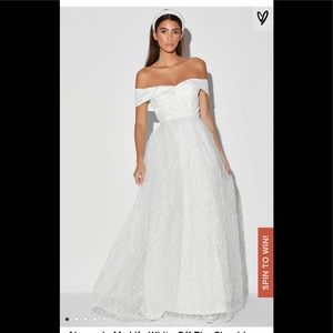 🆕🆕White Off-The-Shoulder Embroidered Maxi Dress